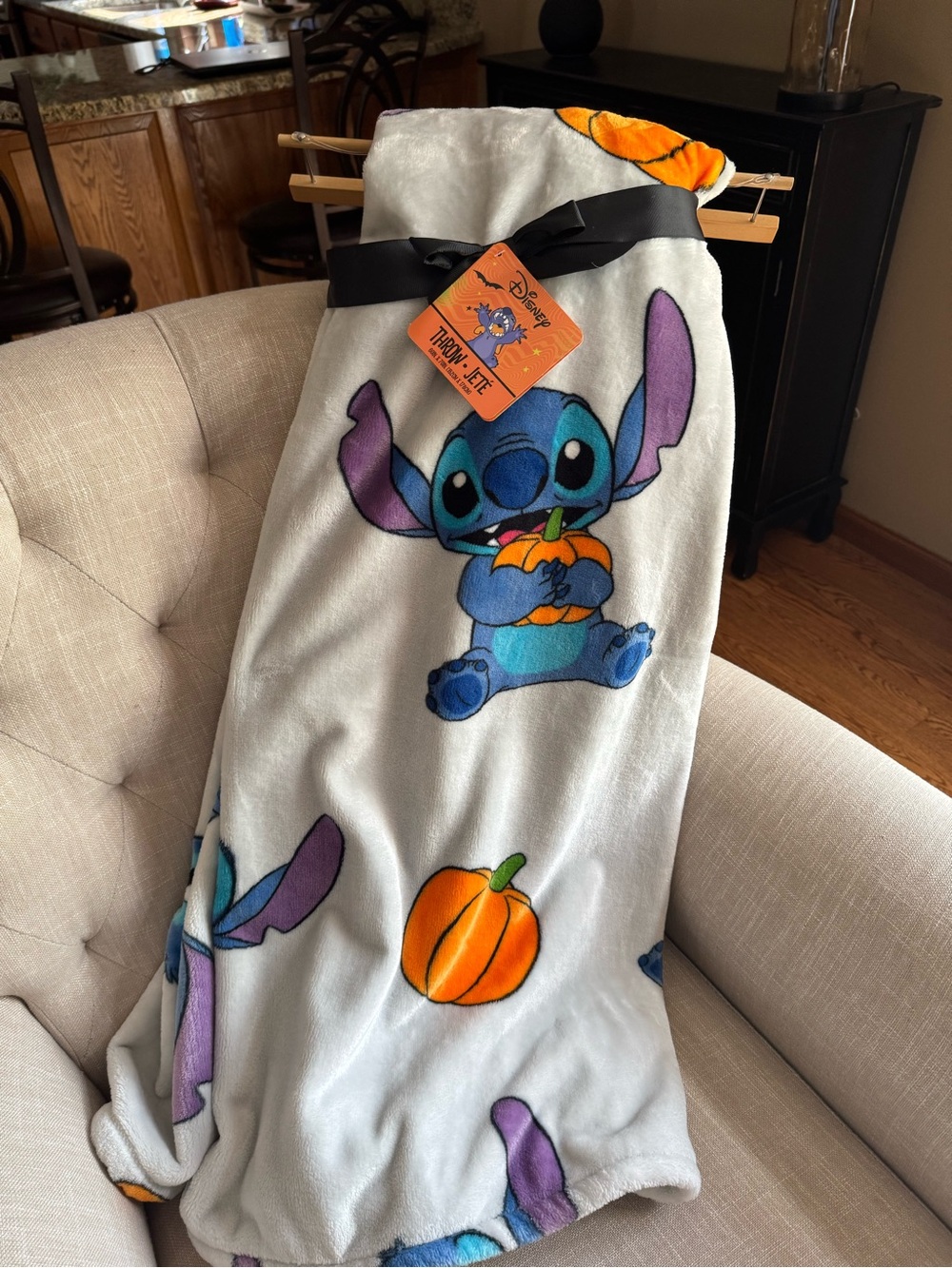 Disney Stitch AUTUMN Plush Throw Blanket with pumpkins - NWT